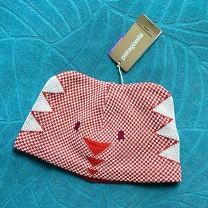 NWT Patagonia kid hat 2-5T